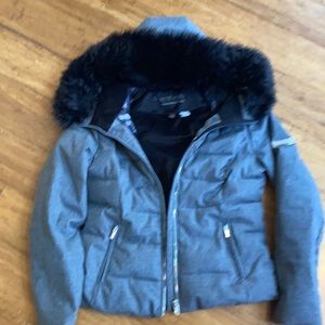 Obermeyer gray women’s ski jacket. Size 6P.
